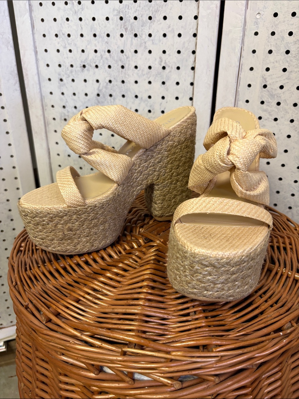 Stuart Weitzman - Picture 3 of 9